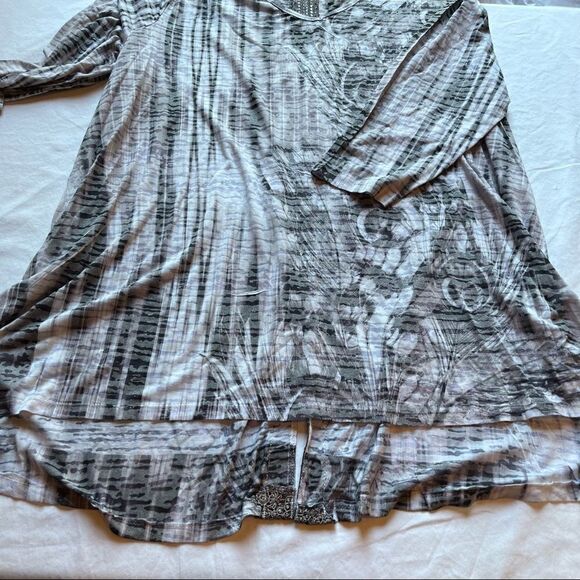 One World V neck 1/2 sleeve blouse 2X Blue/Grey Embroidered longer in back - Picture 5 of 11